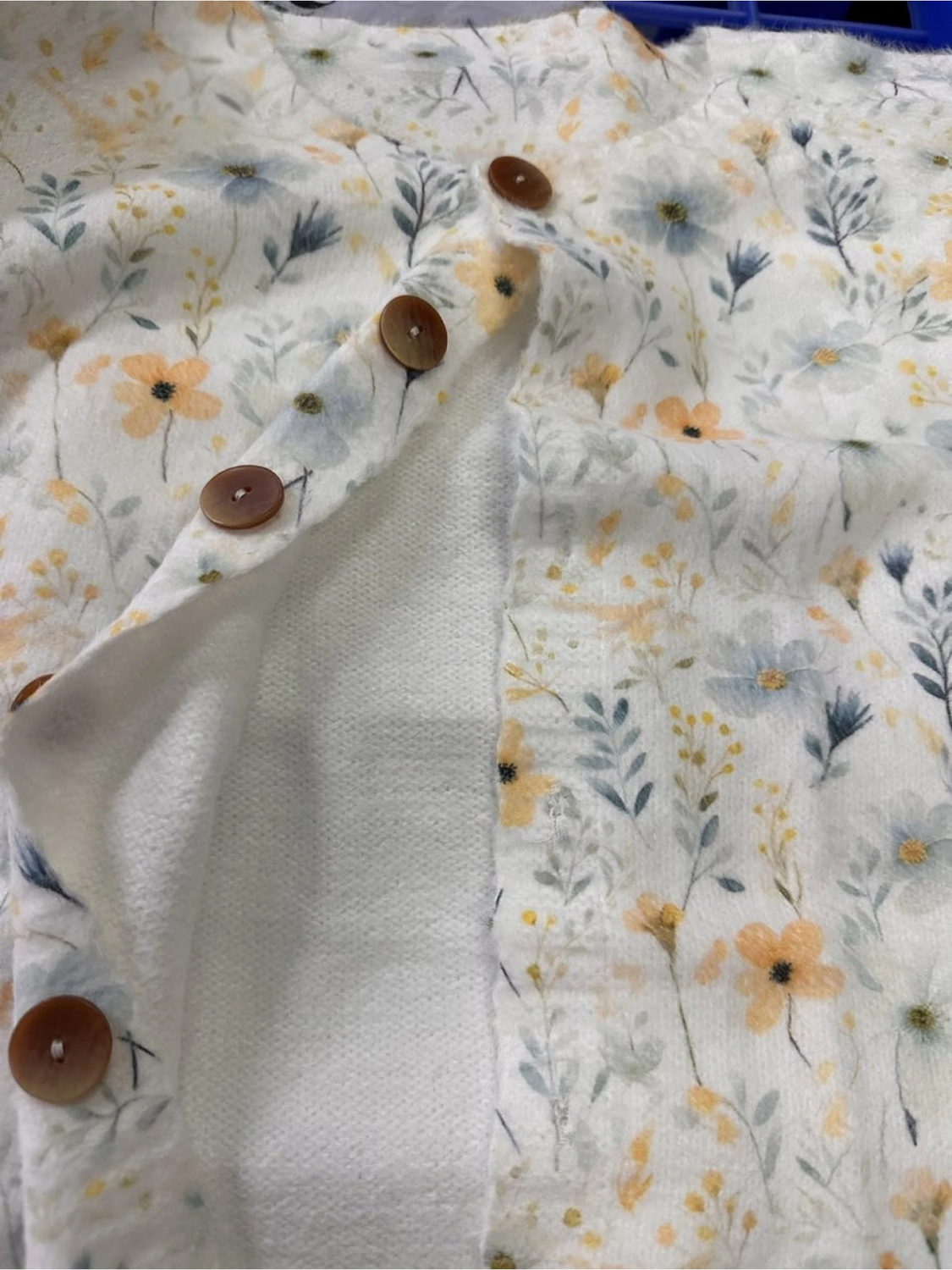 Uroczy wzór kwiatowy na swetrze kardiganowym z guzikami