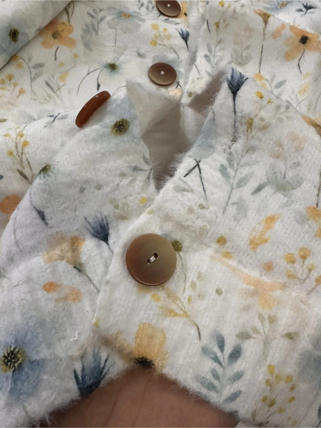 Uroczy wzór kwiatowy na swetrze kardiganowym z guzikami