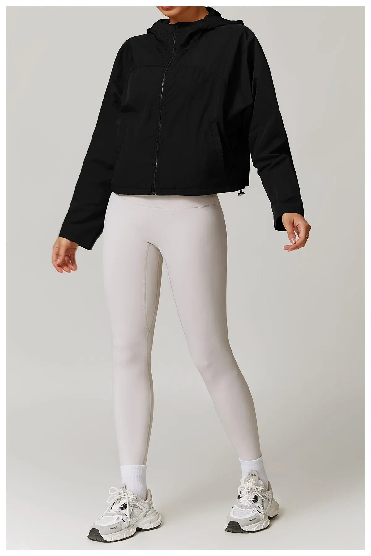 Kardigan damski z długimi rękawami i kapturem, zapinany na zamek