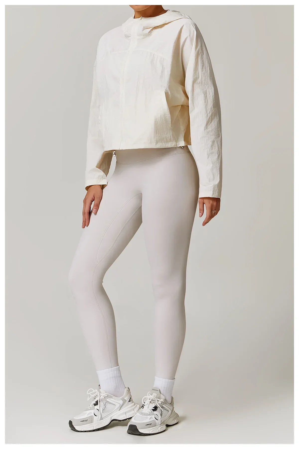 Kardigan damski z długimi rękawami i kapturem, zapinany na zamek