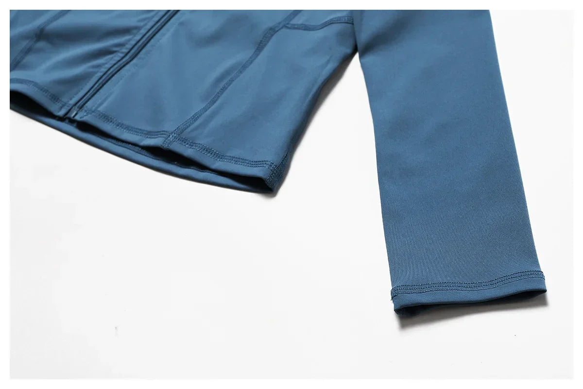 Damska kurtka z długim rękawem i zamkiem błyskawicznym