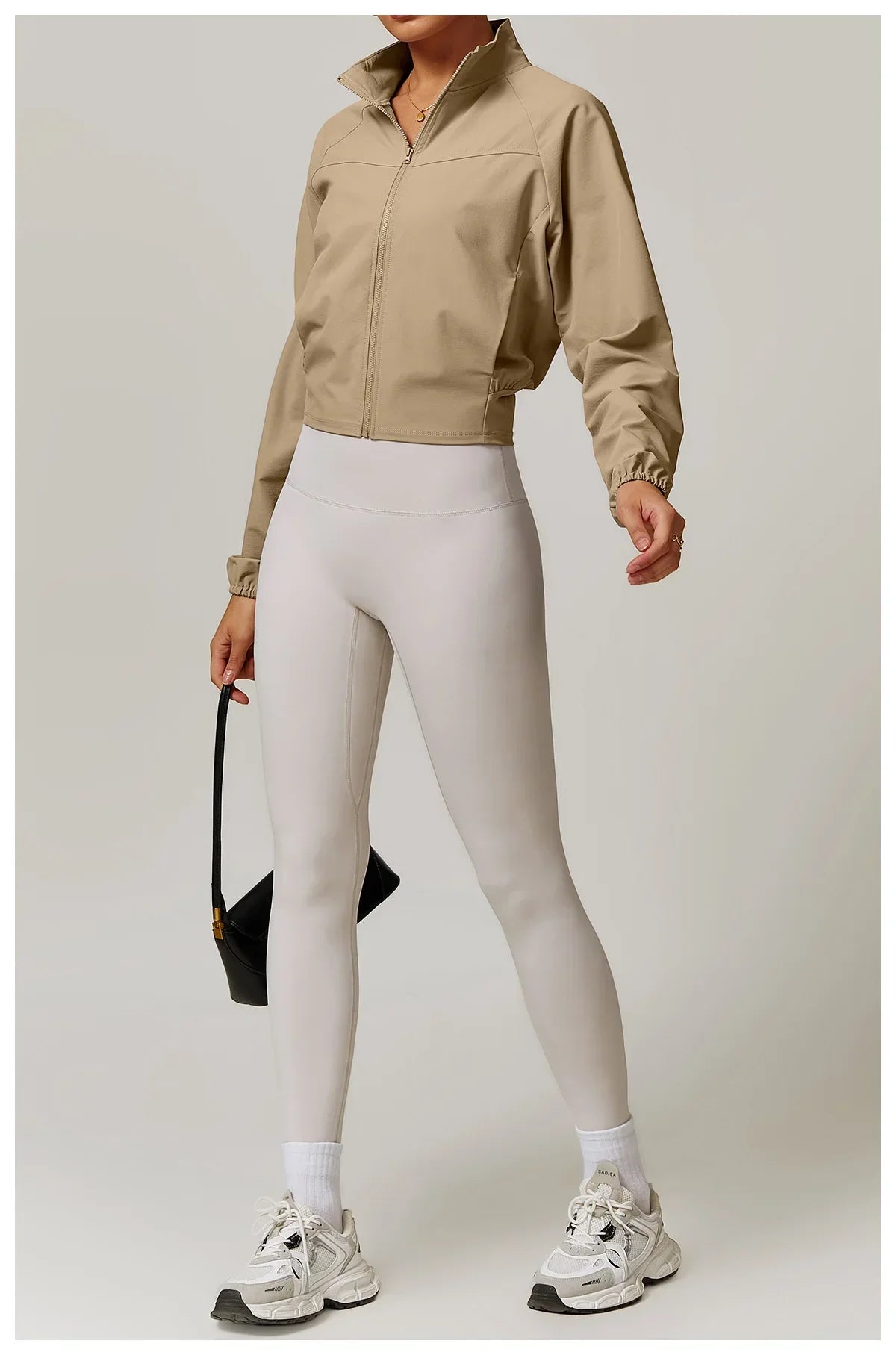 Damska kurtka do fitnessu z długim rękawem na zewnątrz