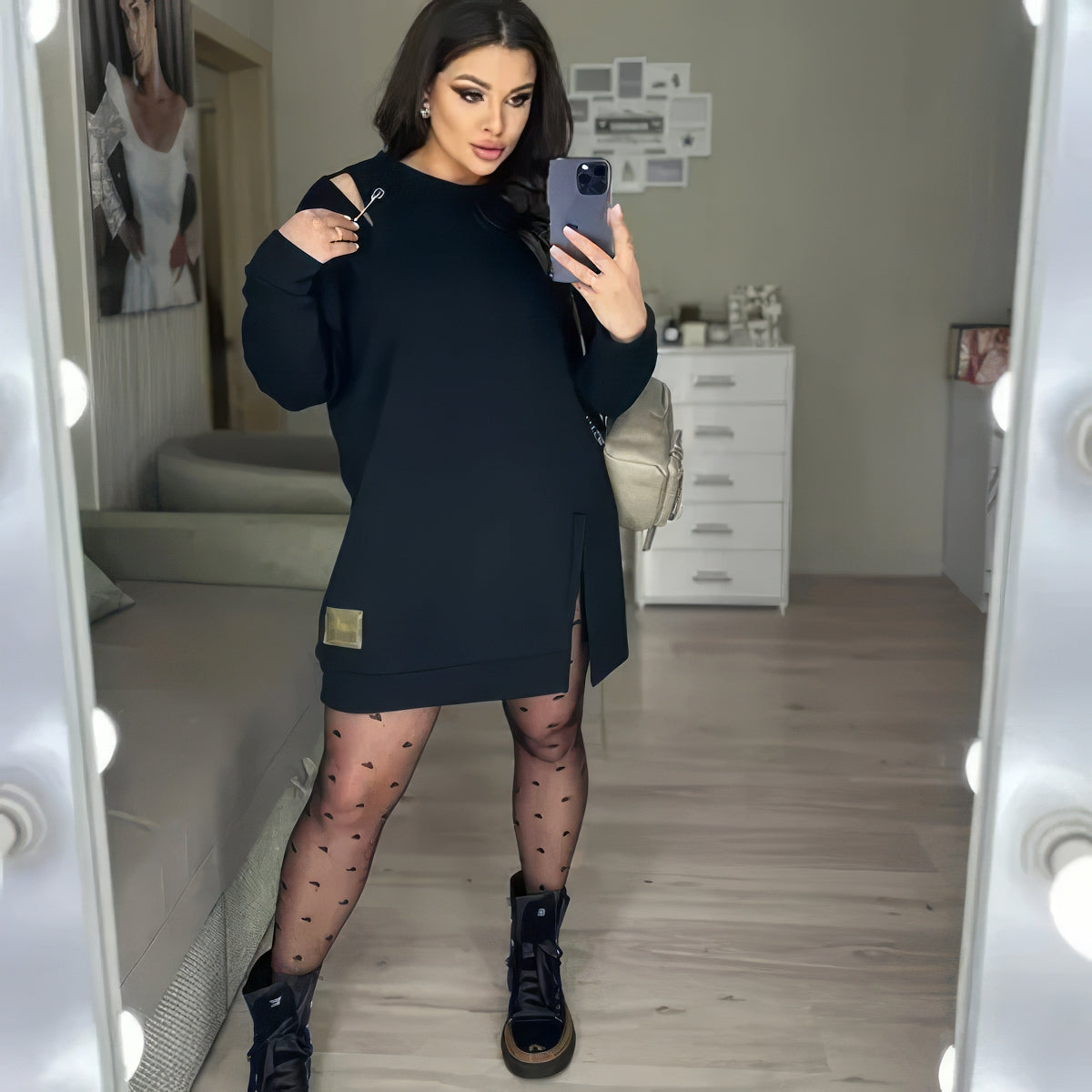 Elegancka sportowa sukienka damska z dekoracyjnymi cięciami