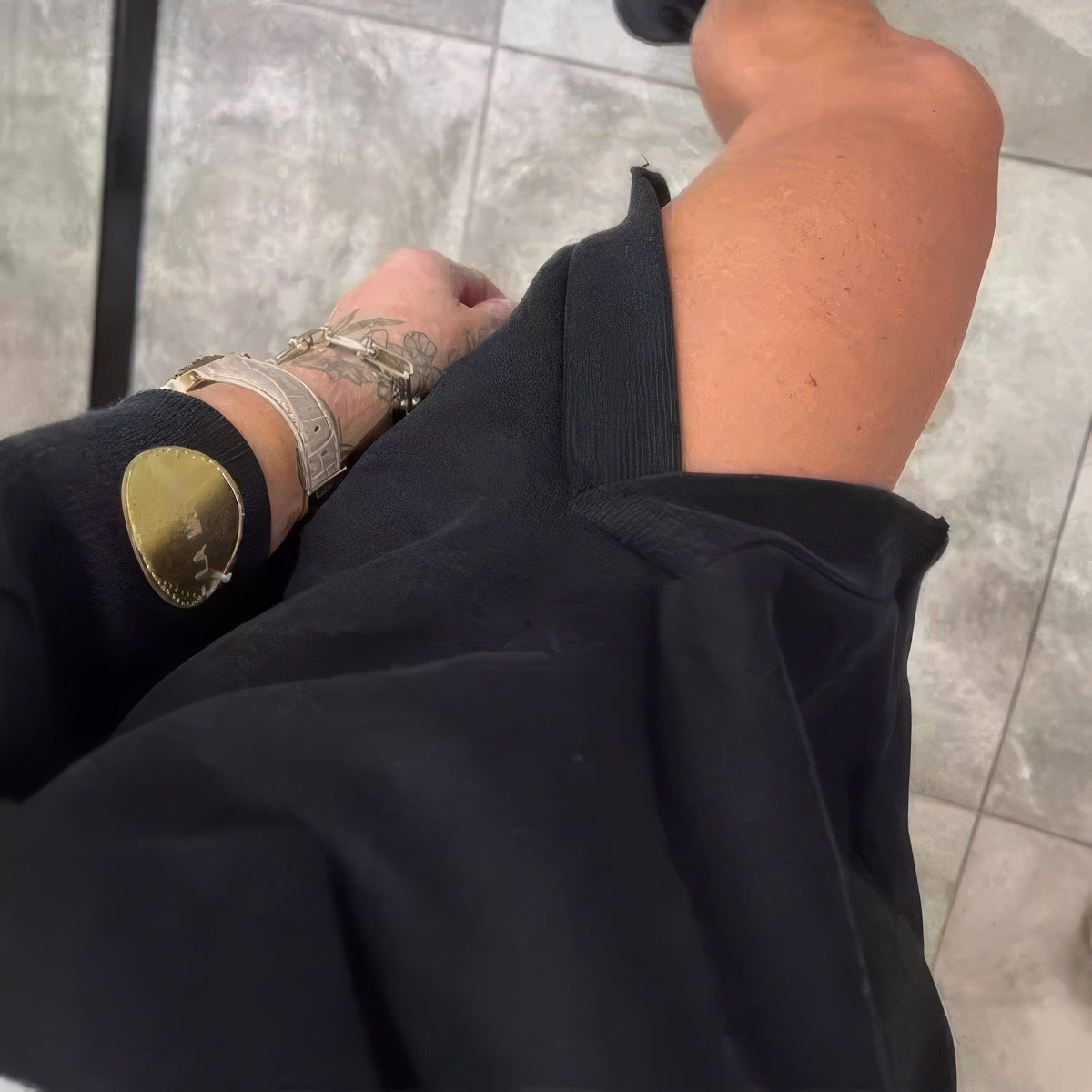 Elegancka sportowa sukienka damska z dekoracyjnymi cięciami