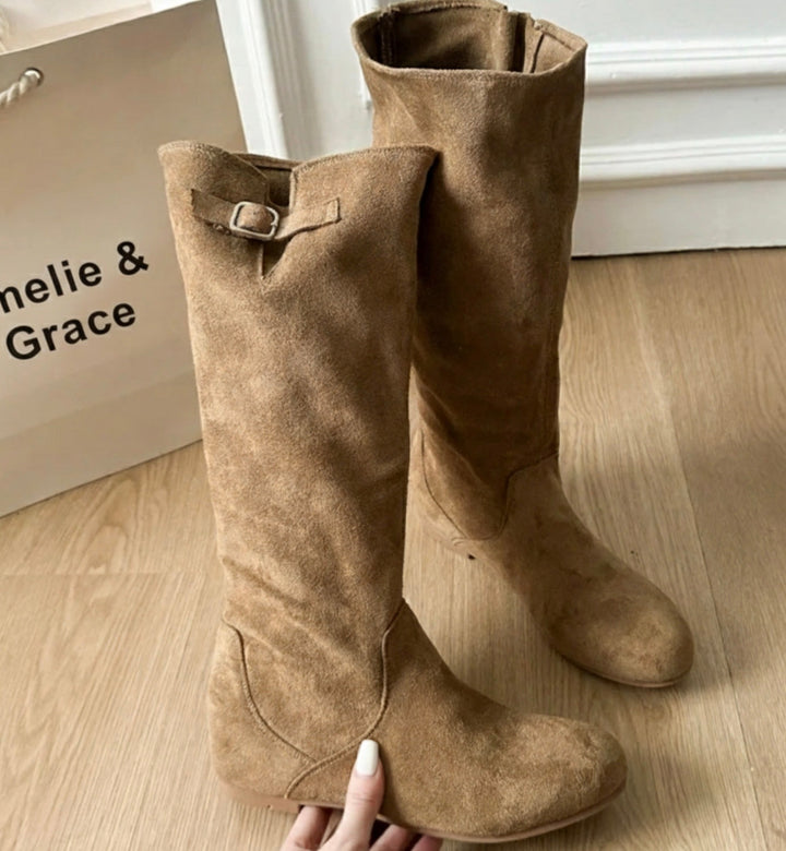 Amelia – Stylowe Suede Botki do Kolan