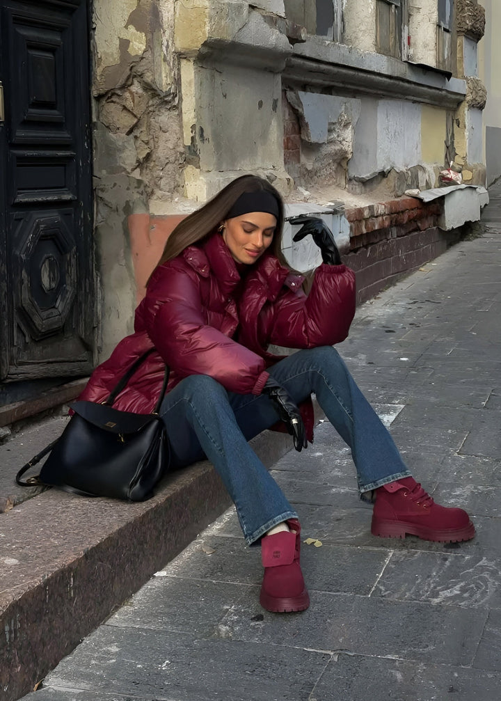 Wendy - Elegancka w Czerwonym Bordeaux