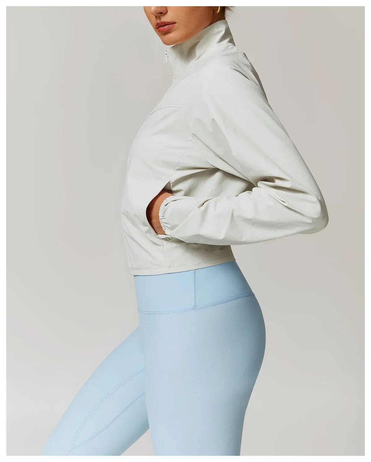 Damska kurtka do fitnessu z długim rękawem na zewnątrz