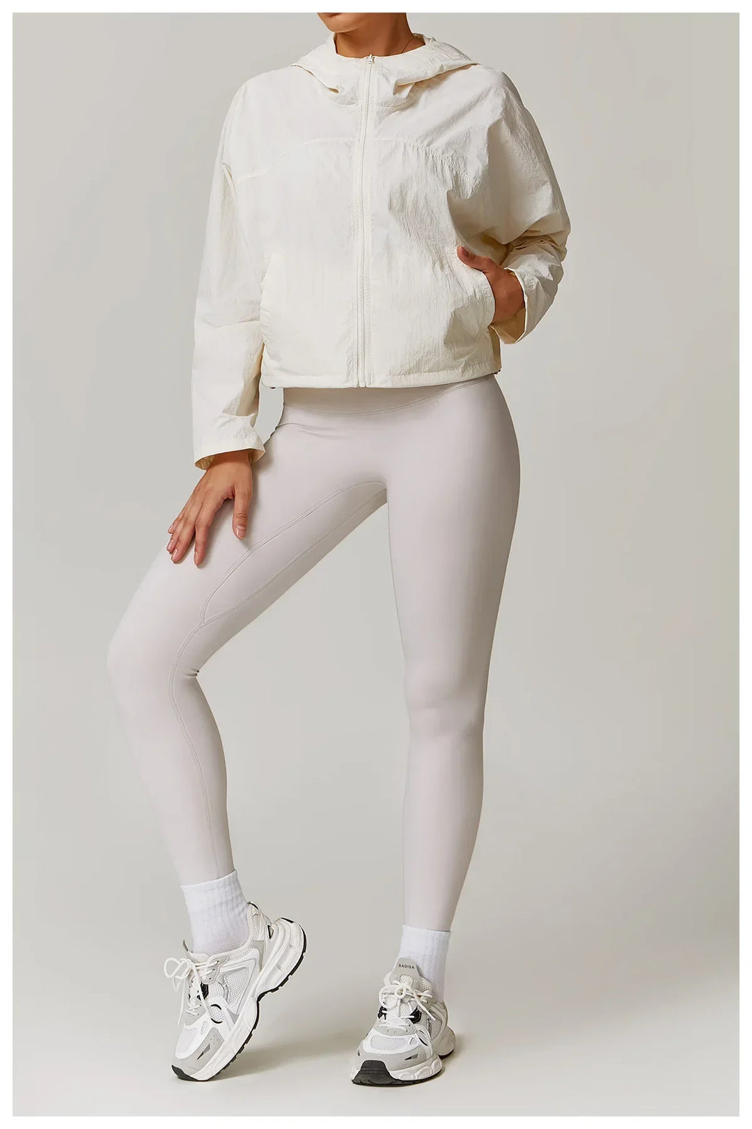 Kardigan damski z długimi rękawami i kapturem, zapinany na zamek