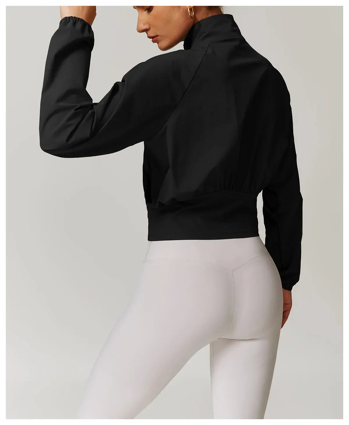 Damska kurtka do fitnessu z długim rękawem na zewnątrz