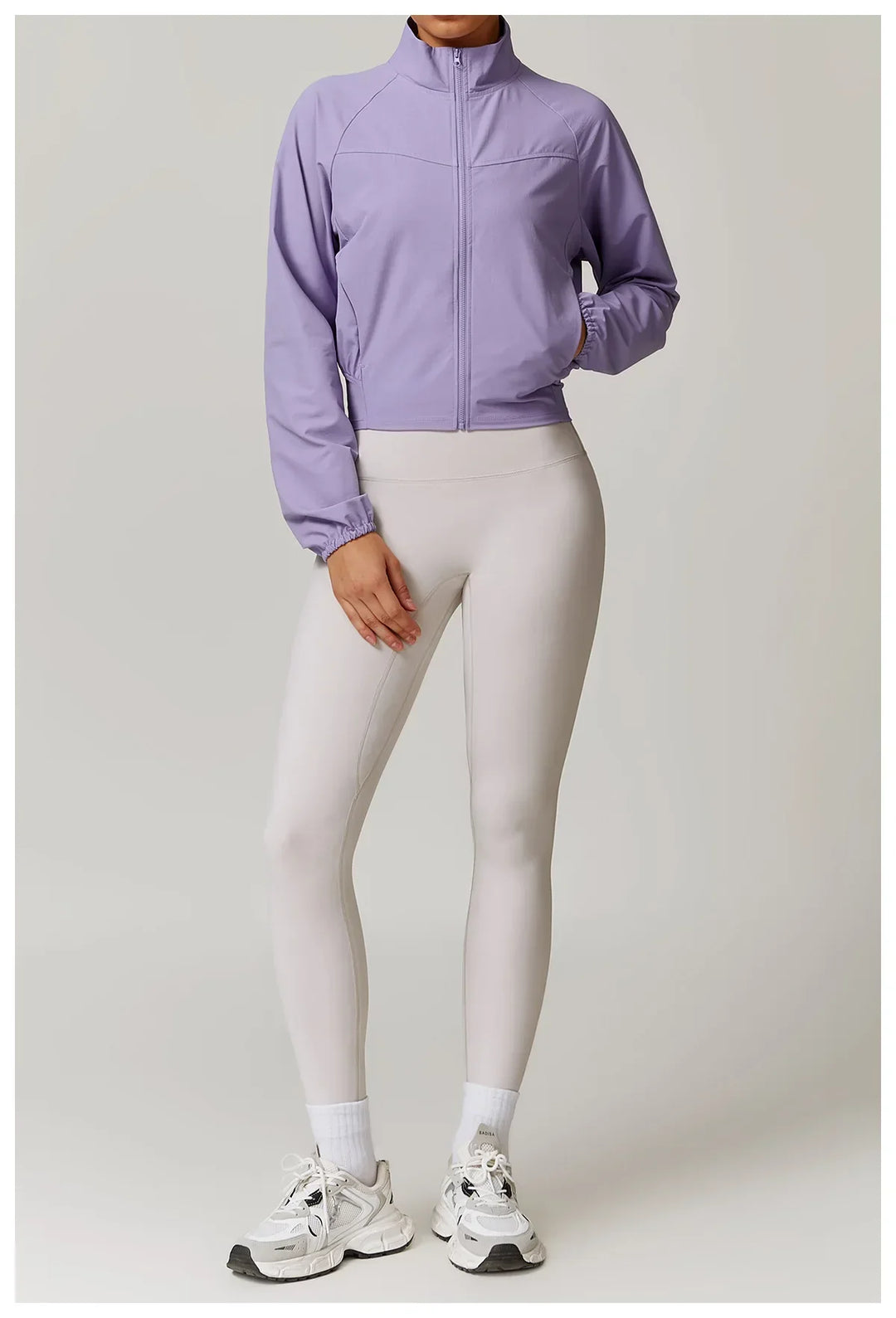 Damska kurtka do fitnessu z długim rękawem na zewnątrz