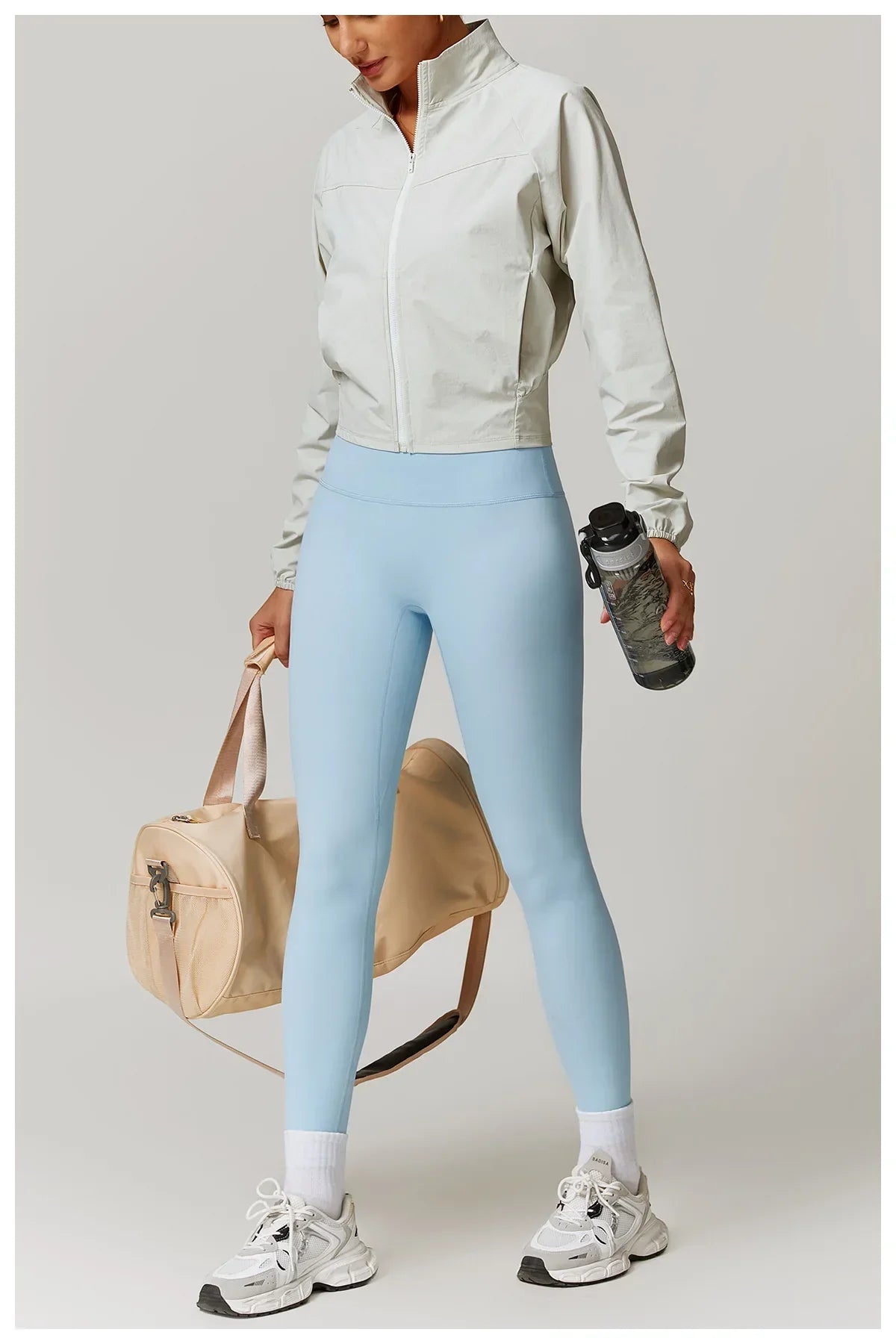 Damska kurtka do fitnessu z długim rękawem na zewnątrz