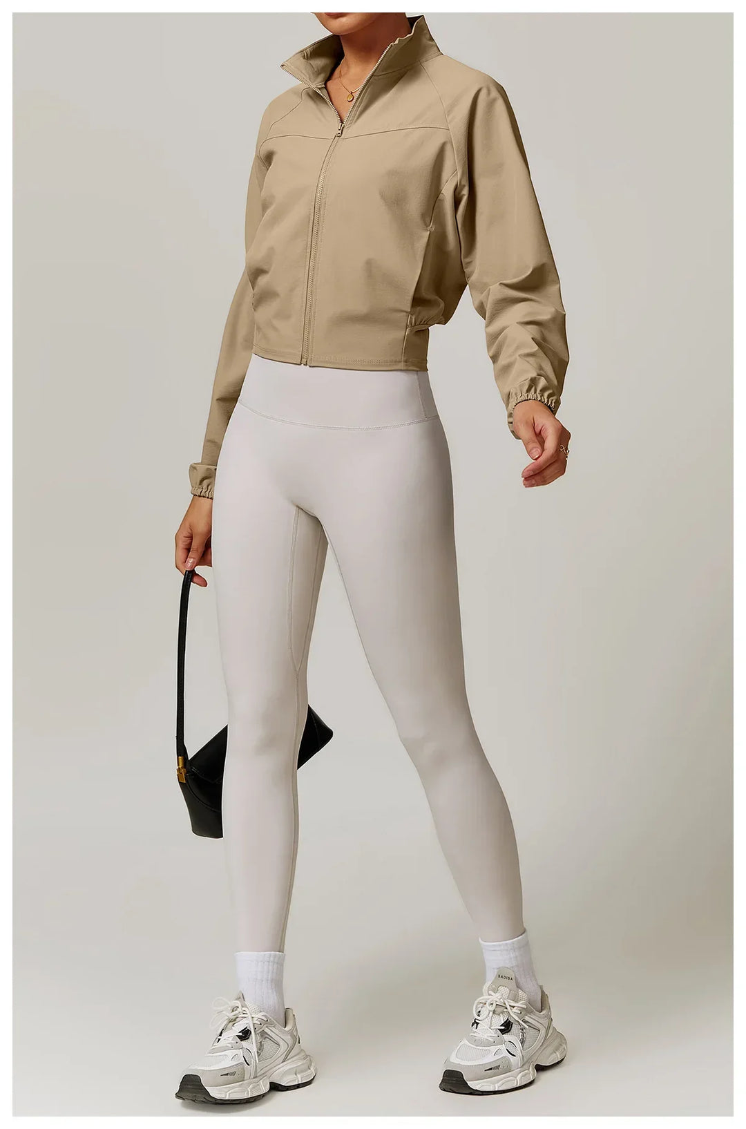 Damska kurtka do fitnessu z długim rękawem na zewnątrz