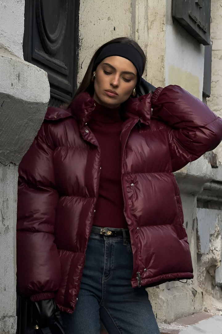 Wendy - Elegancka w Czerwonym Bordeaux