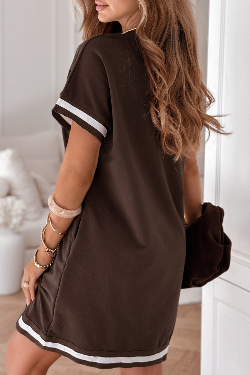 Luźna sukienka z paskami.