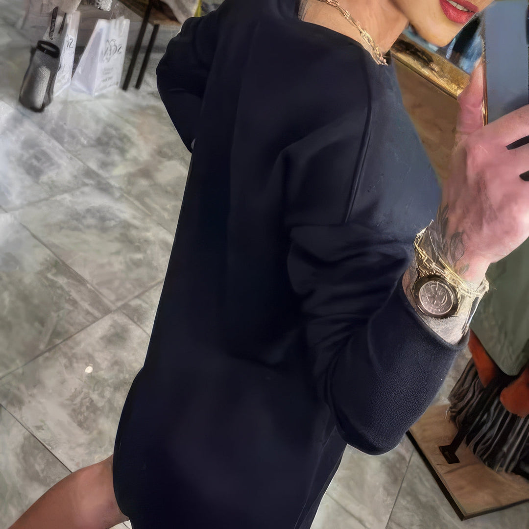 Elegancka sportowa sukienka damska z dekoracyjnymi cięciami