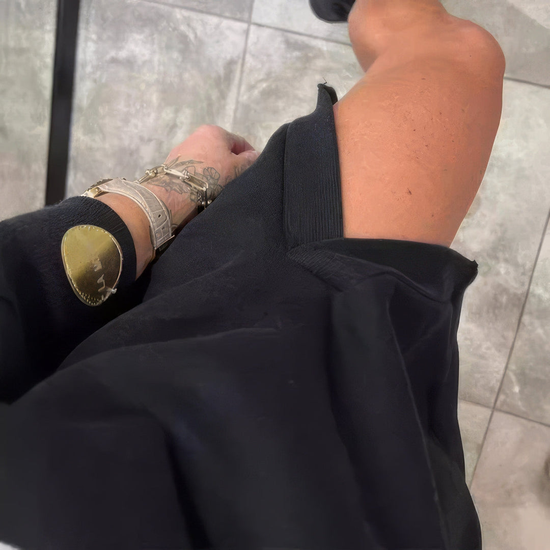 Elegancka sportowa sukienka damska z dekoracyjnymi cięciami