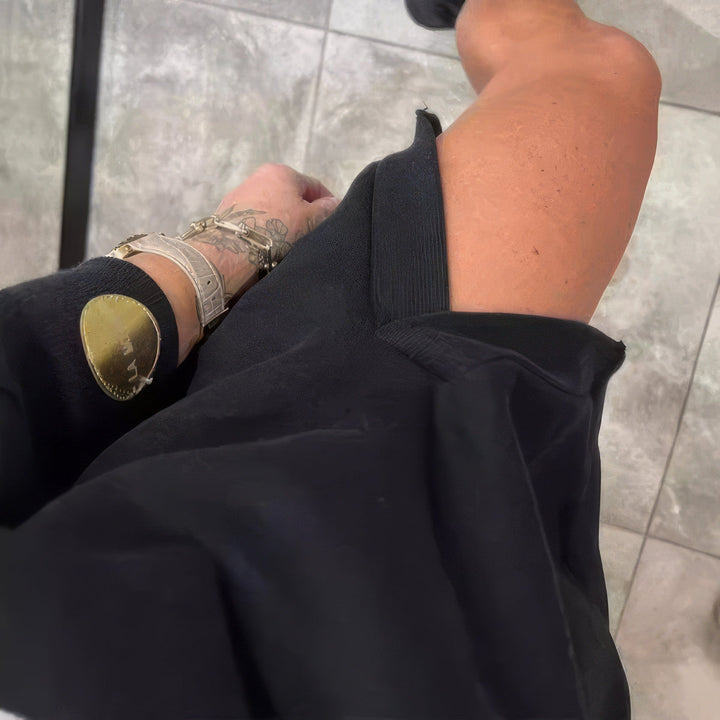 Elegancka sportowa sukienka damska z dekoracyjnymi cięciami