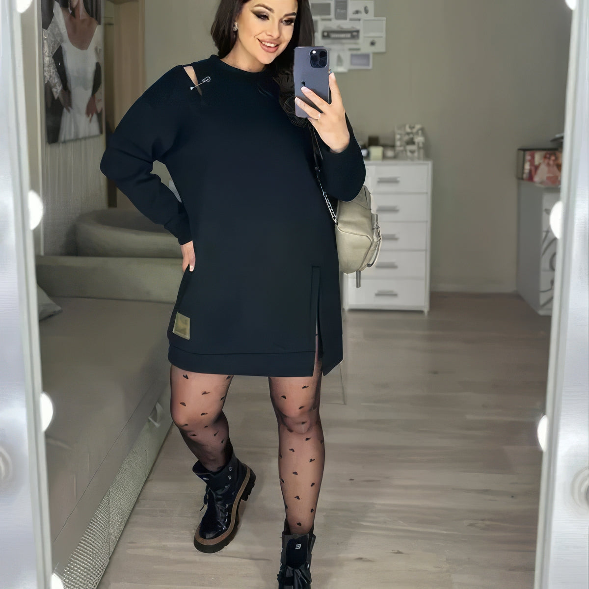 Elegancka sportowa sukienka damska z dekoracyjnymi cięciami